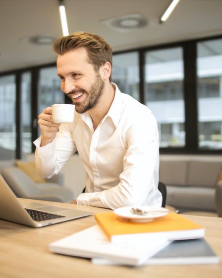 Une homme passe une formation de rédacteur web en ligne