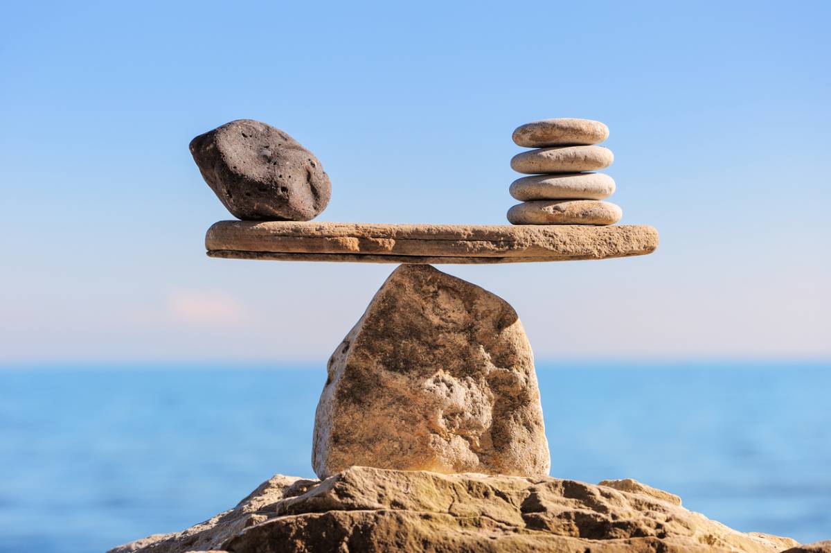 Le commerce equitable représenté par des pierres en équilibres