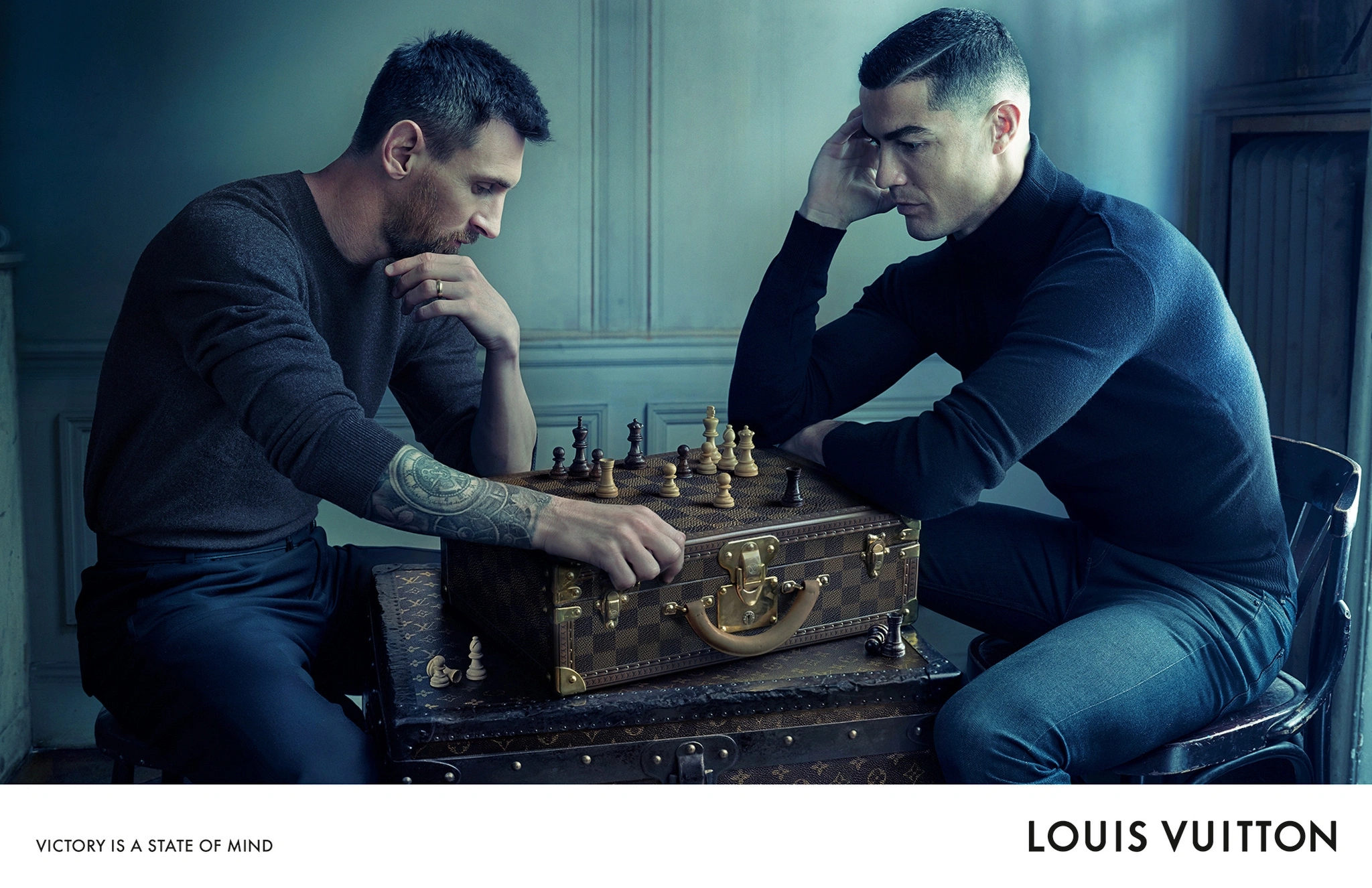 Pub Louis Vuitton avec messi et ronolado jouant aux echecs 