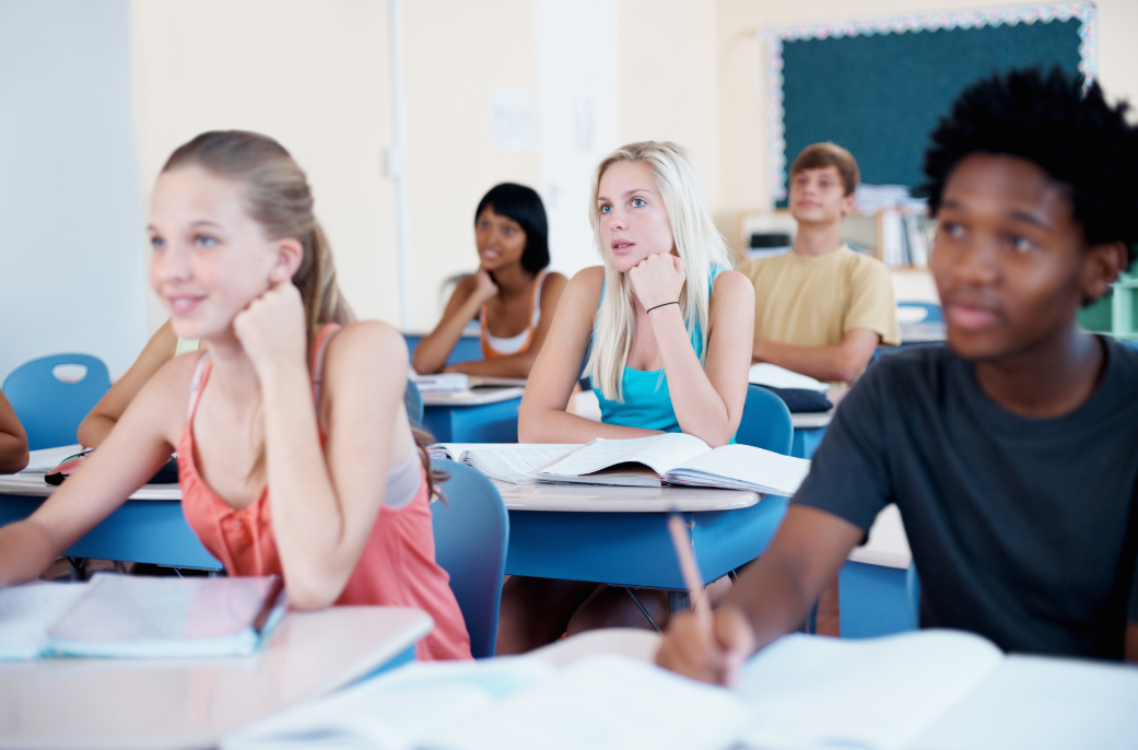 enfants sur les bancs de l'école