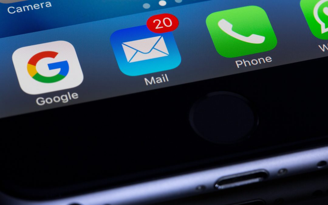 Application mail sur un téléphone avec 20 emails non lus