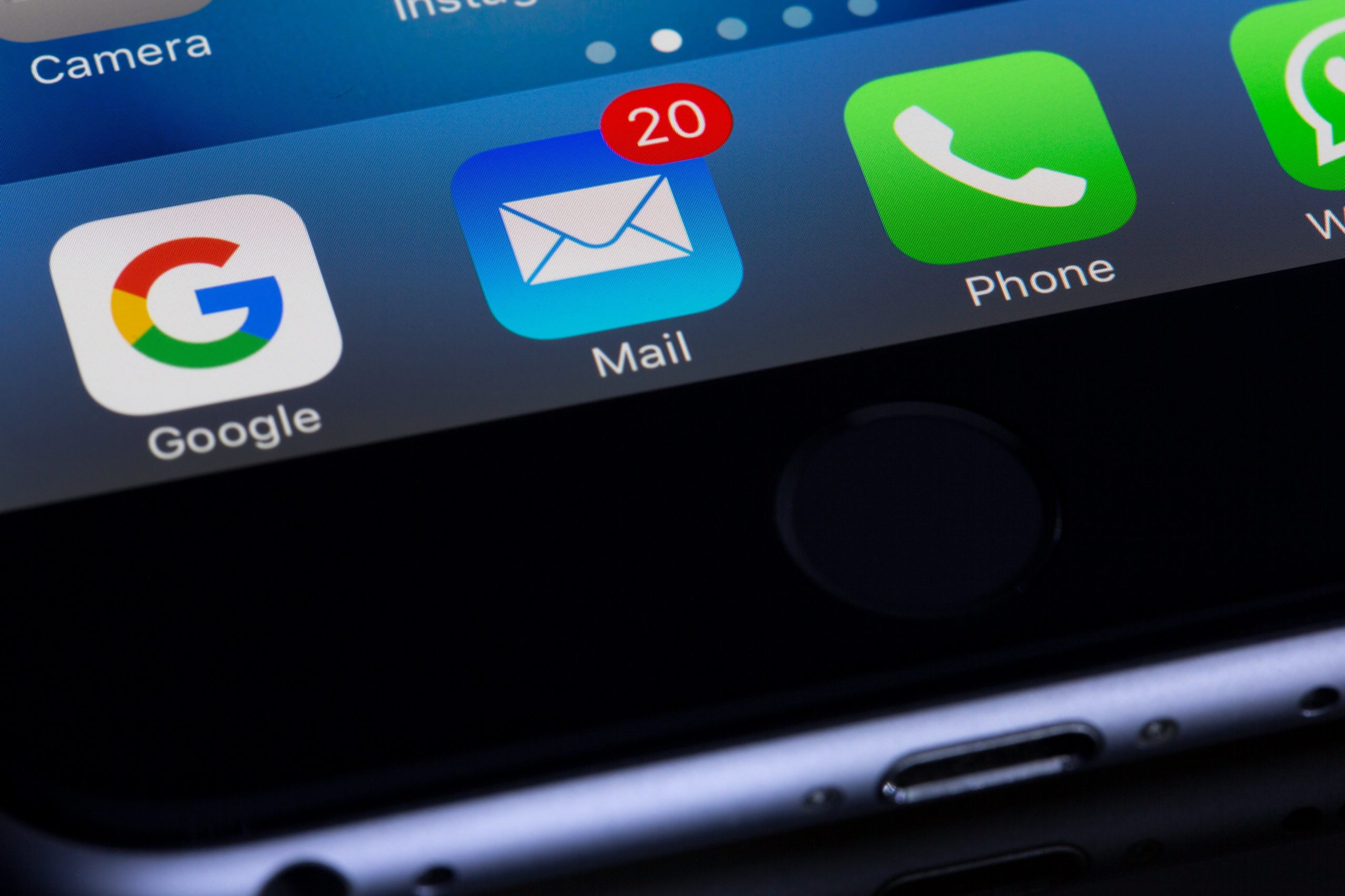 Application mail sur un téléphone avec 20 emails non lus