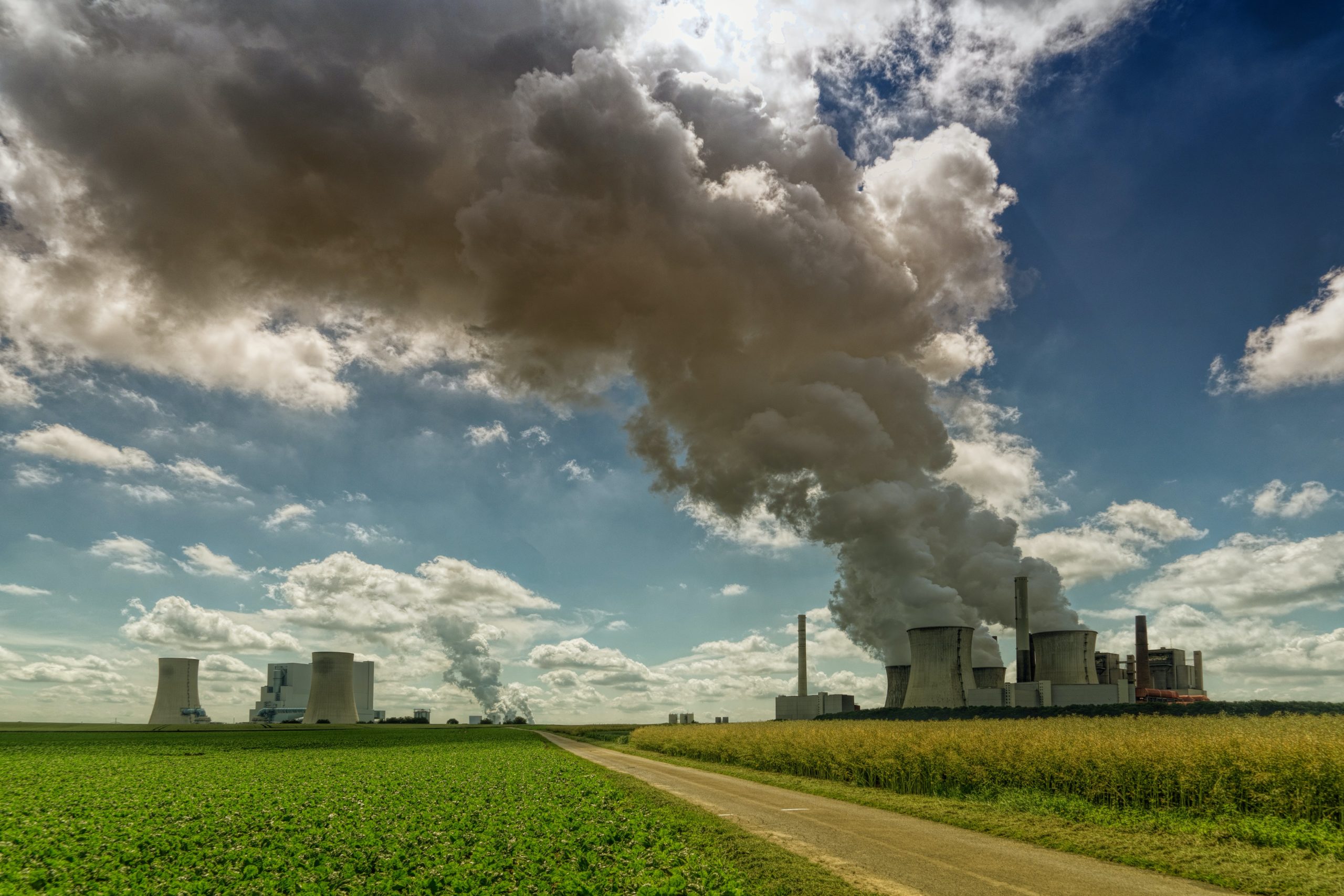 Entreprise avec cheminées qui rejettent de la fumée