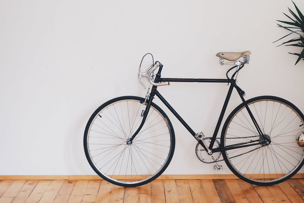 Vélo posé contre un mur blanc