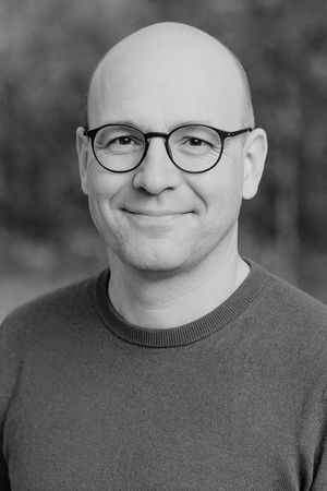 Pierre-Yves de Redain est journaliste et ingénieur spécialisé dans les domaines de la transition énergétique, de l’écoconstruction et de la communication environnementale. Alliant rigueur scientifique et sens de la pédagogie, il met ses compétences techniques au service d’une information claire, accessible et engagée. Diplômé d’une école d’ingénieurs, il débute sa carrière dans les énergies renouvelables avant de se tourner vers le journalisme. Il collabore aujourd’hui avec plusieurs médias spécialisés, notamment Je bâtis, je rénove, où il décrypte les innovations dans la rénovation énergétique des bâtiments, et La communication verte, pour laquelle il analyse les stratégies RSE et les pratiques de greenwashing. Expert reconnu dans l’analyse du greenwashing, Pierre-Yves de Redain décrypte les discours environnementaux des entreprises et des institutions. Il met en lumière les écarts entre les promesses marketing et les actions concrètes, en s'appuyant sur des critères rigoureux issus de la réglementation, des normes ISO et des engagements RSE. Grâce à sa double compétence technique et éditoriale, il aide les lecteurs à distinguer les engagements authentiques des simples opérations d’image, favorisant ainsi une consommation plus éclairée et responsable. Reconnu pour sa capacité à vulgariser les sujets techniques complexes, Pierre-Yves de Redain écrit également sur les enjeux liés aux normes environnementales, à l’habitat durable, et à la performance énergétique. Il place l’éthique, la transparence et la rigueur au cœur de son travail journalistique, en lien avec les défis climatiques et sociétaux contemporains. Pierre-Yves de Redain